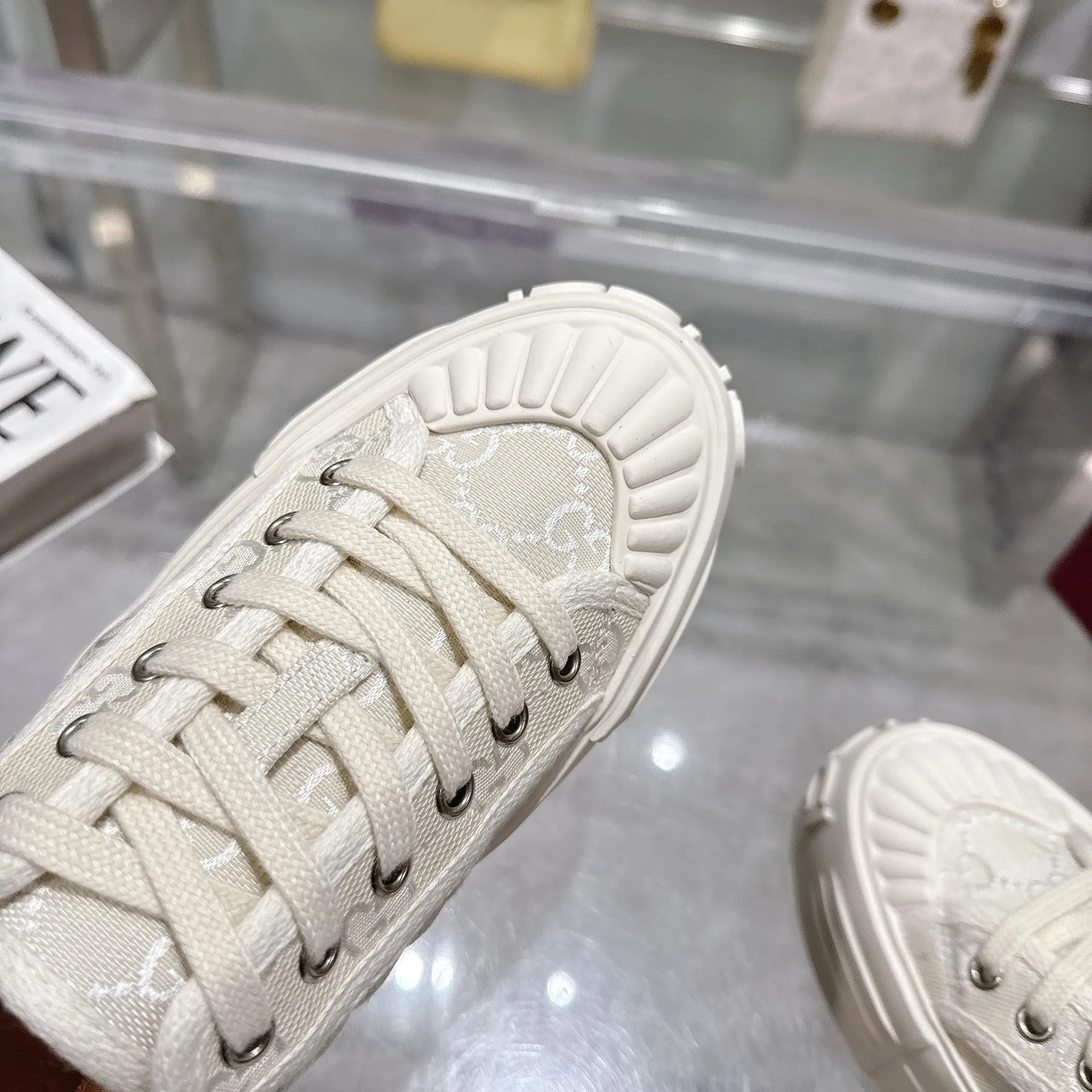 👟👟Ex-factory price 480👟👟 Crafted with iconic GG canvas❤, it cleverly combines spot design and modern aesthetics💋. The bold and avant-garde gallery shape is paired with "Gucci printed embossed rubber sole🌹, creating a dazzling item with full personality👏 and comfortable to wear." The original 1:1 molded sole looks like Huawei's chrysanthemum LOGO at first glance. 👍It is not on the same level as the high-protruding fake soles on the market👏✔️Full set packaging, size 35-4,